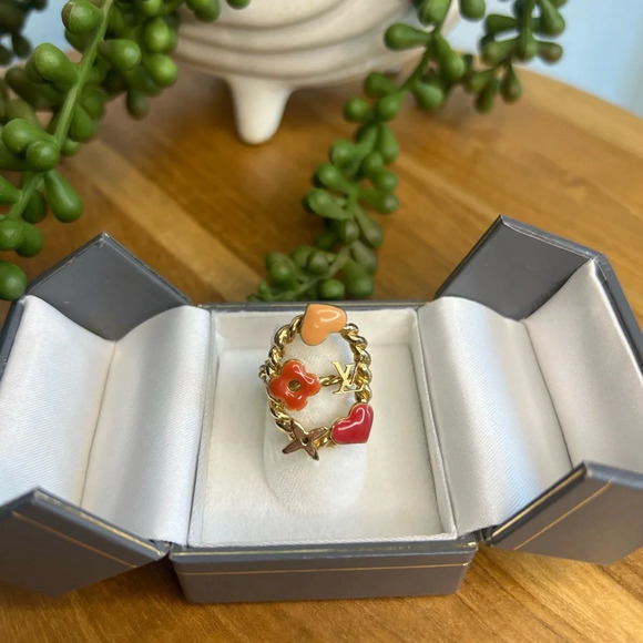 LOUIS VUITTON
Enamel Gold Sweet Monogram Cocktail Ring - Picture 4 of 10